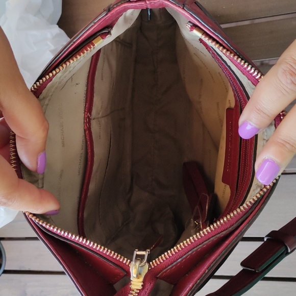 Michael Kors Crossbody Beautiful Burgundy Leather - Picture 5 of 6